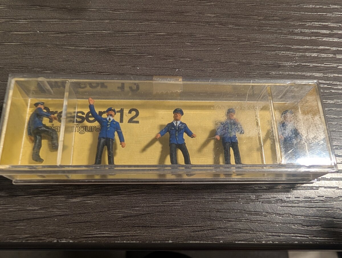 Preiser 12 HO Scale Railroad Workers Figure Set
