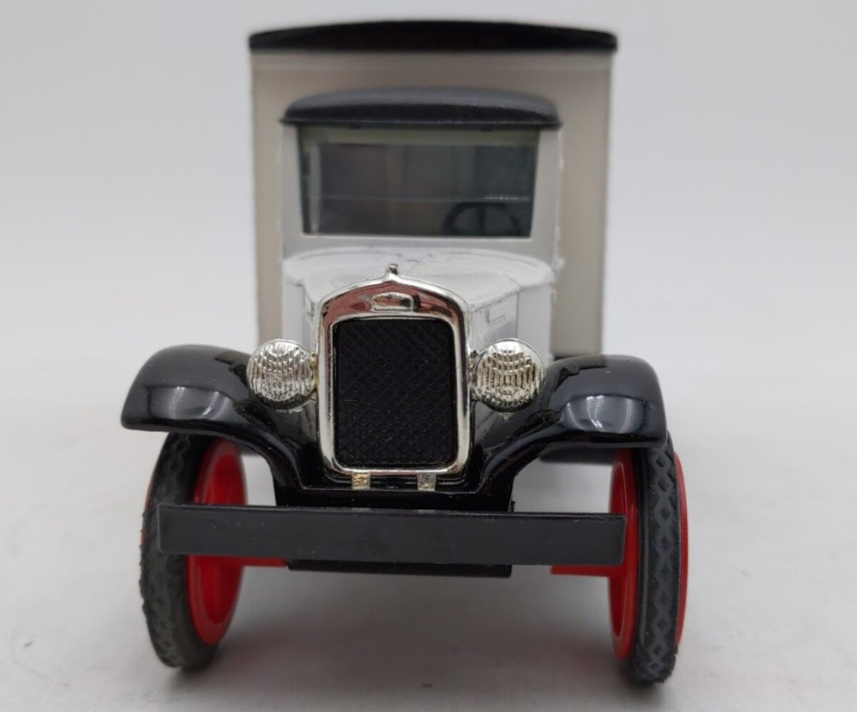 Ertl 2989 1931 Hawkeye Motor Truck Allen Vehicle Bank Die-Cast Metal