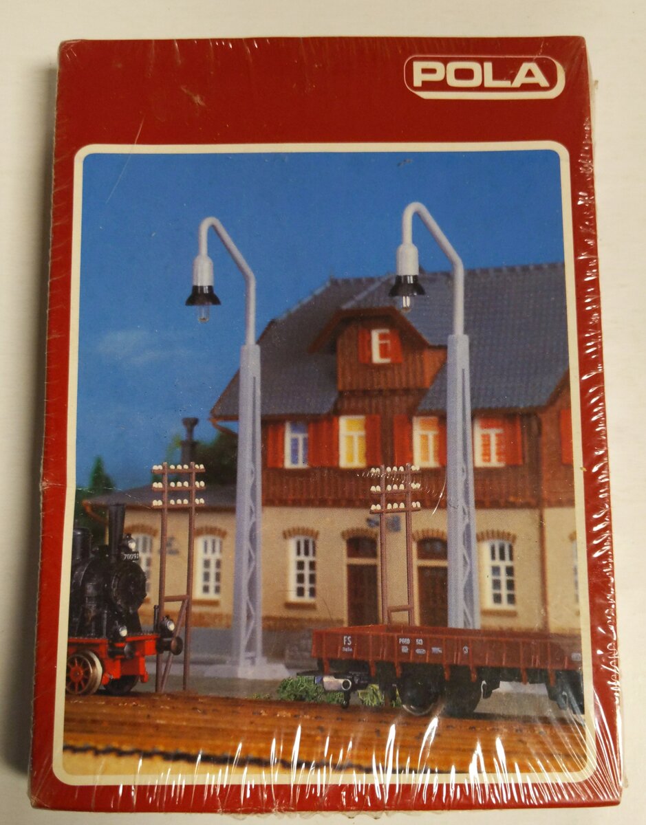 Pola 71 HO Scale 2 Framepost Lamp and 6 Telephone Poles