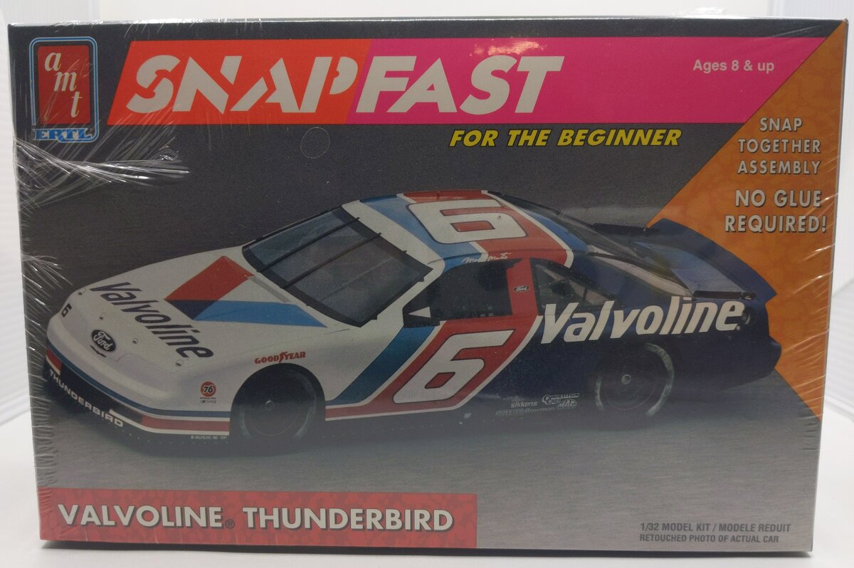 AMT 8729 1:32 Snap Fast #6 Valvoline Thunderbird Model Kit