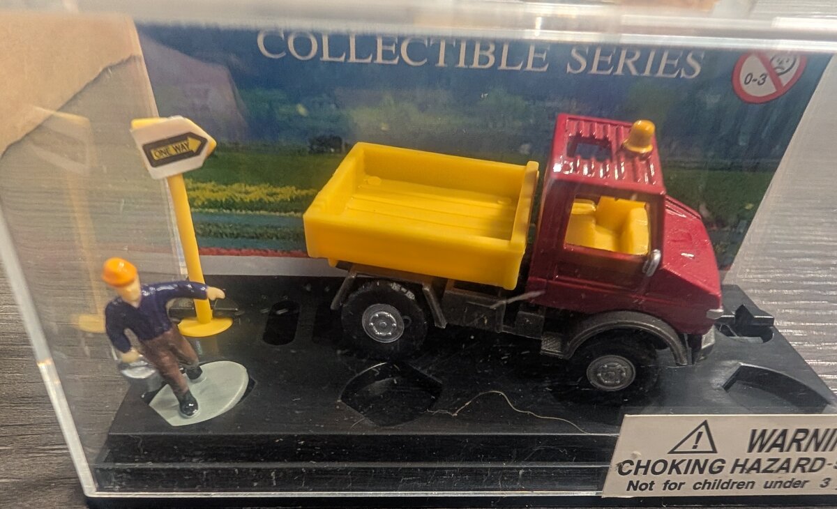 Smart Toys 20537 1:87 Die Cast Red & Yellow Flatbed Truck w/Figure & Sign