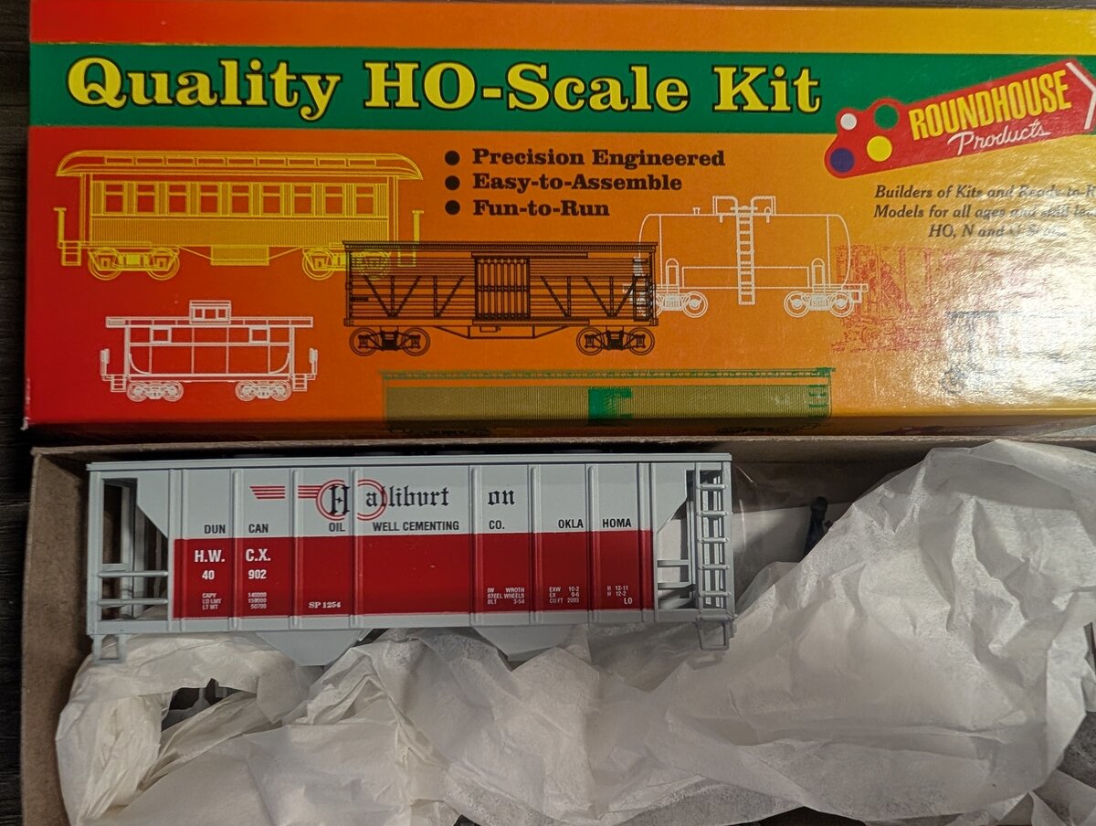 Roundhouse 01437 HO Scale Halliburton 34' 2-Bay Covered Hopper #40902 Kit