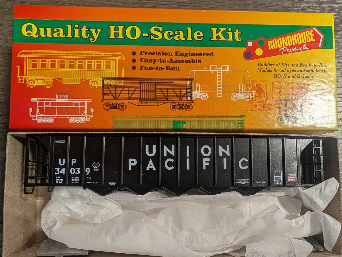 Roundhouse 01725 HO Scale Union Pacific 54' 5-Bay Rapid Disch. Hopper #34039 Kit