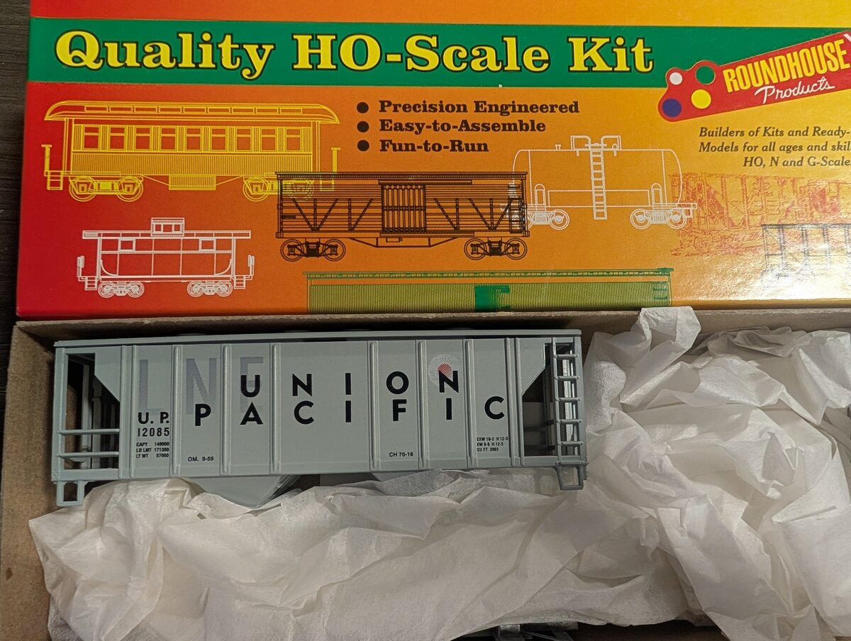 Roundhouse 07958 HO Scale Union Pacific 2 Bay Covered Hopper # 12085 Kit