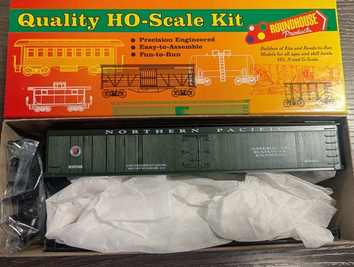 Roundhouse 3601 HO Scale Northern Pacific 50' Express Reefer #2206 Kit