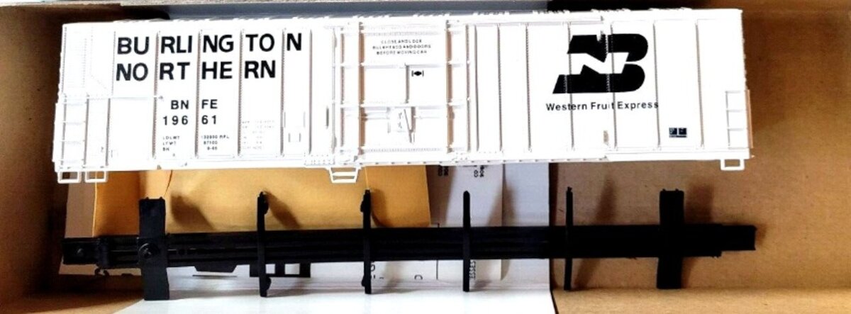 Athearn 5468 HO Scale White 57' Reefer Burlington Northern Kit