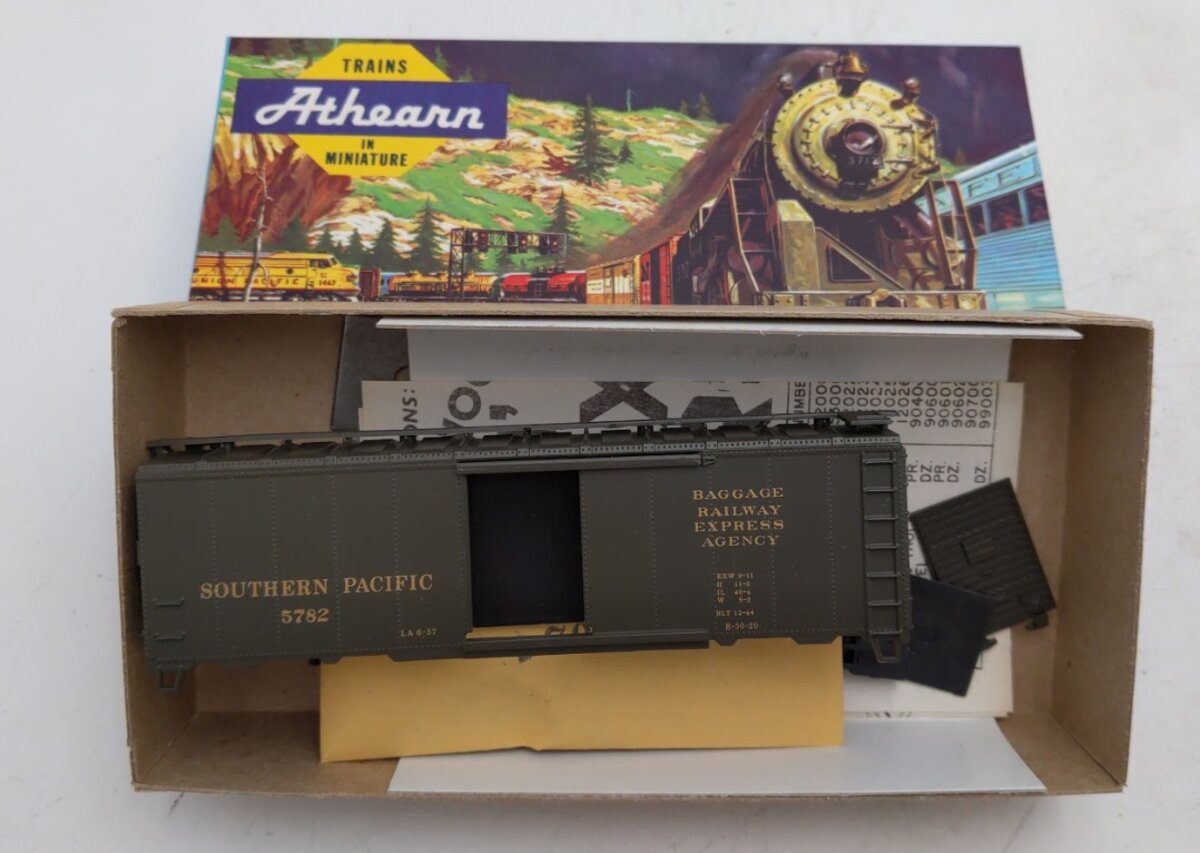 Athearn 1124-2 HO Bev-Bel Corp. Southern Pacific REA Baggage 40' Box Car Kit