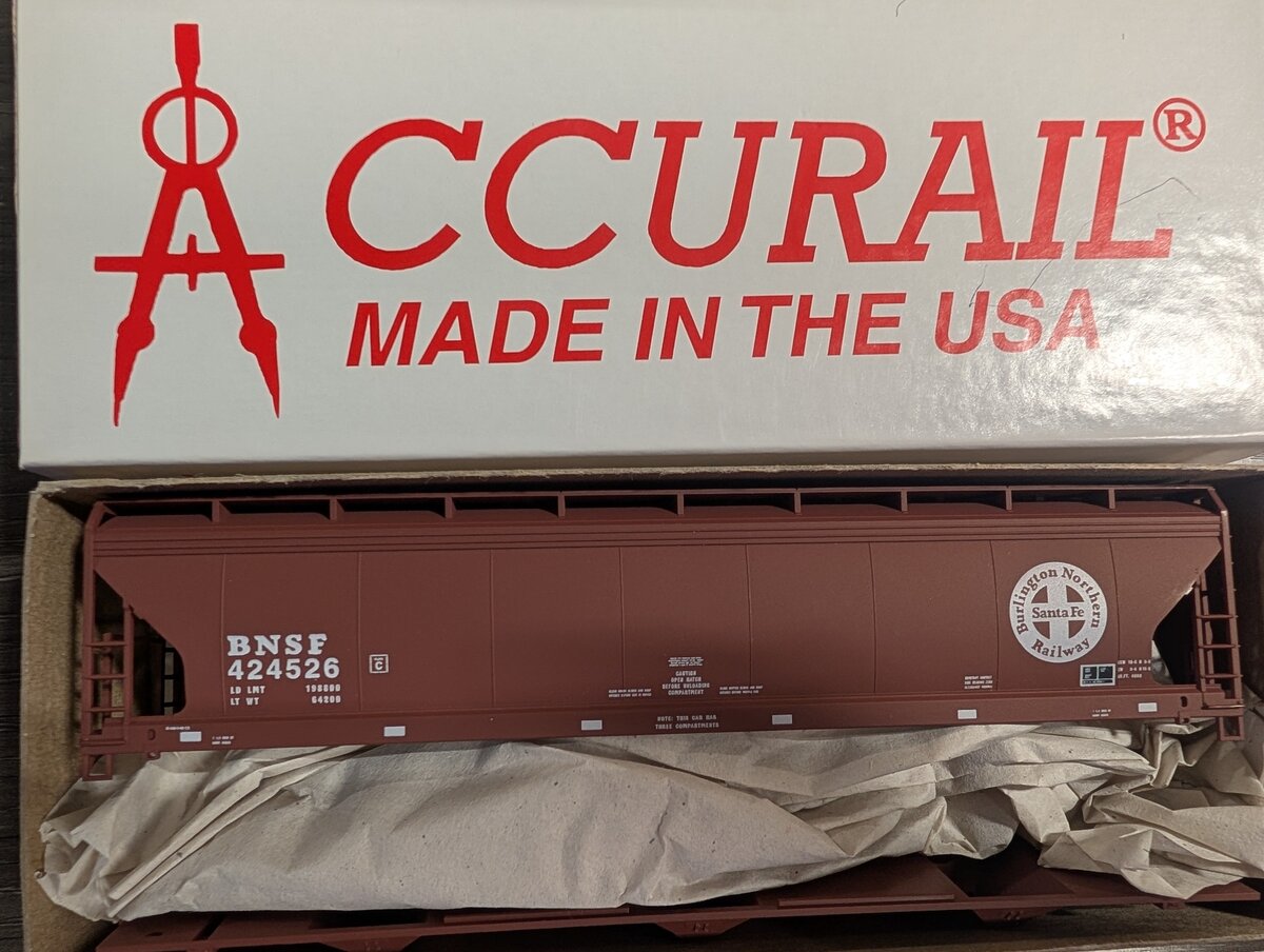 Accurail 42049 HO Burlington Northern Santa Fe ACF 3-Bay Covered Hopper #424526
