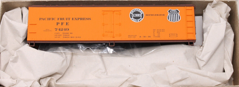 Accurail 3353 HO Pacific Fruit Express (PFE) 40' Wood Reefer #74249 Kit