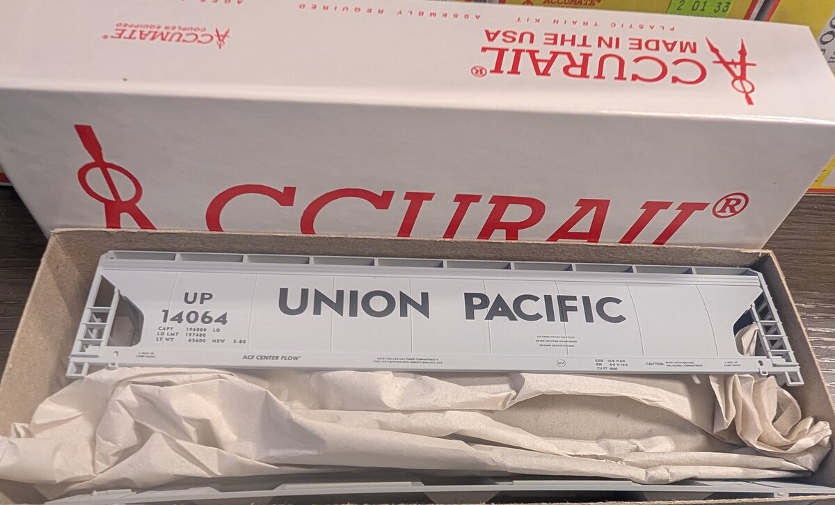 Accurail 32005 HO Union Pacific ACF 3-Bay Covered Hopper #14064 Kit
