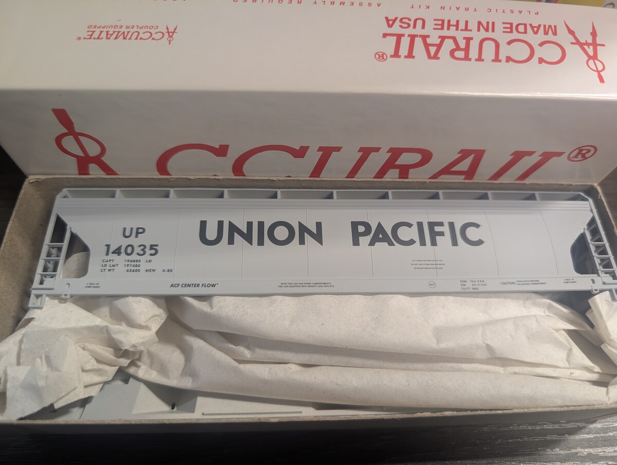 Accurail 32005 HO Union Pacific ACF 3-Bay Covered Hopper #14035 Kit