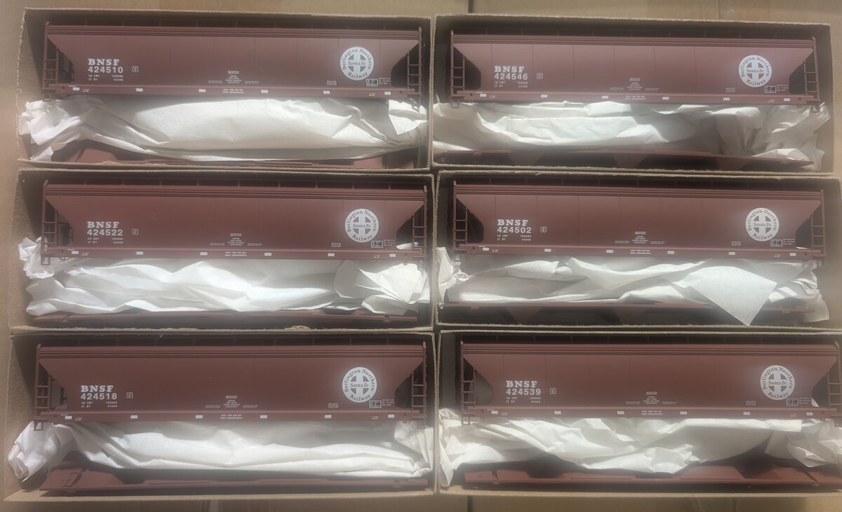 Accurail 22049 HO Burlington Northern Santa Fe 54' Covered Hopper Kit (Set of 6)