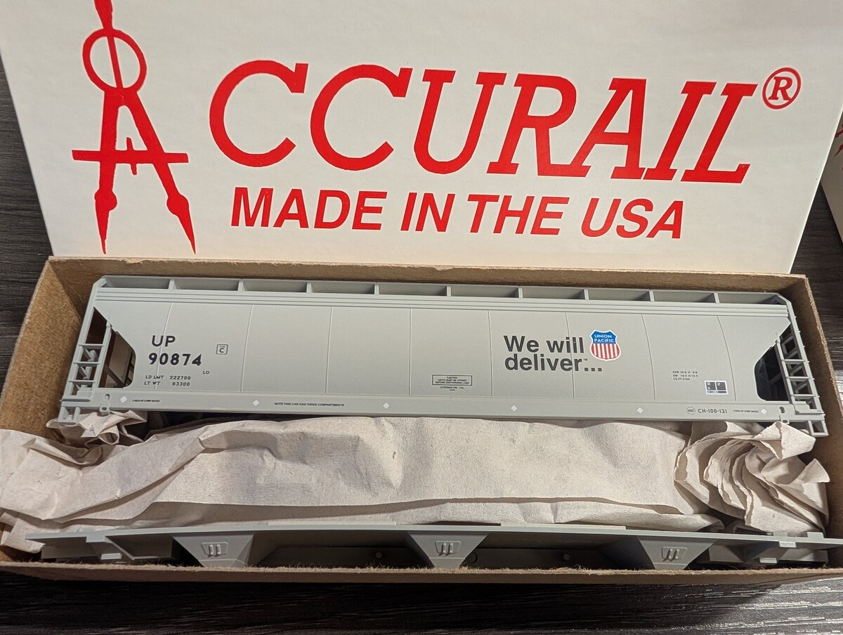 Accurail 42005 HO Union Pacific ACF 3-Bay Covered Hopper #90874 Kit