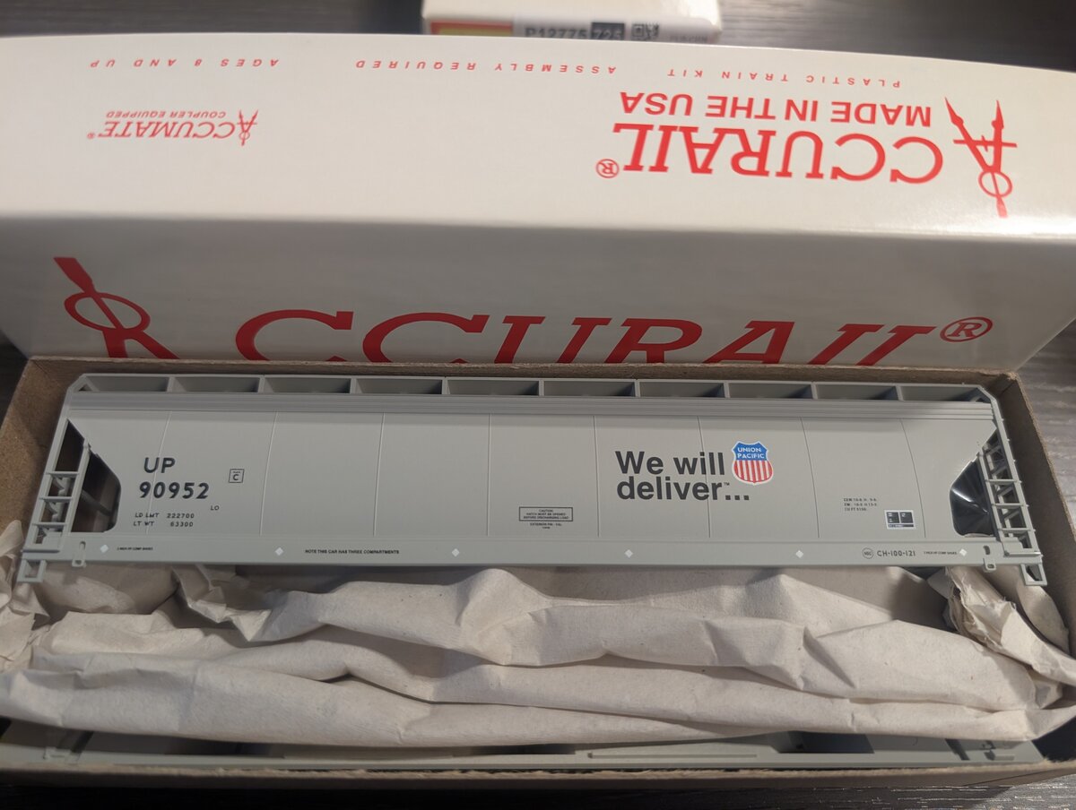 Accurail 42005 HO Union Pacific ACF 3-Bay Covered Hopper #90952 Kit