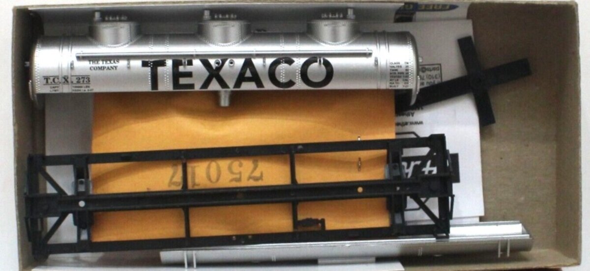 Athearn 1501 HO Scale Silver Texaco 3 Dome Tanker Car Kit