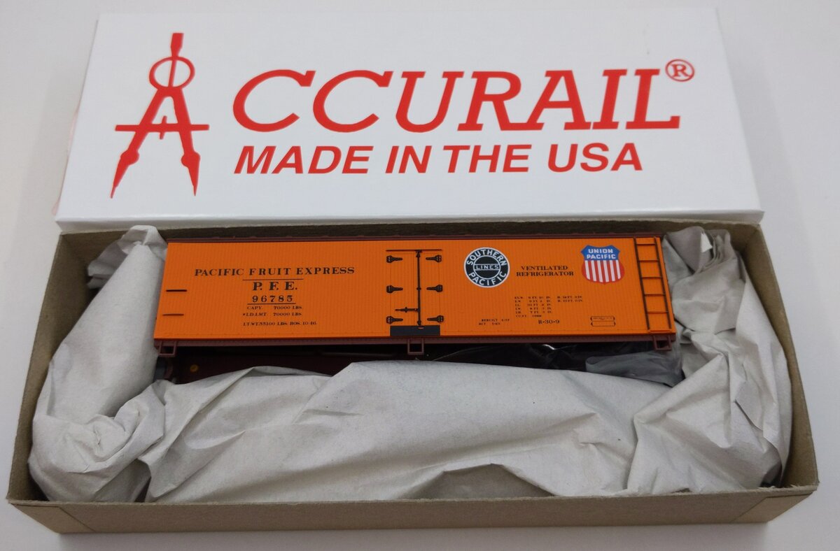 Accurail 14833 HO Pacific Fruit Express 40' Wood Reefer Kit (12pk)