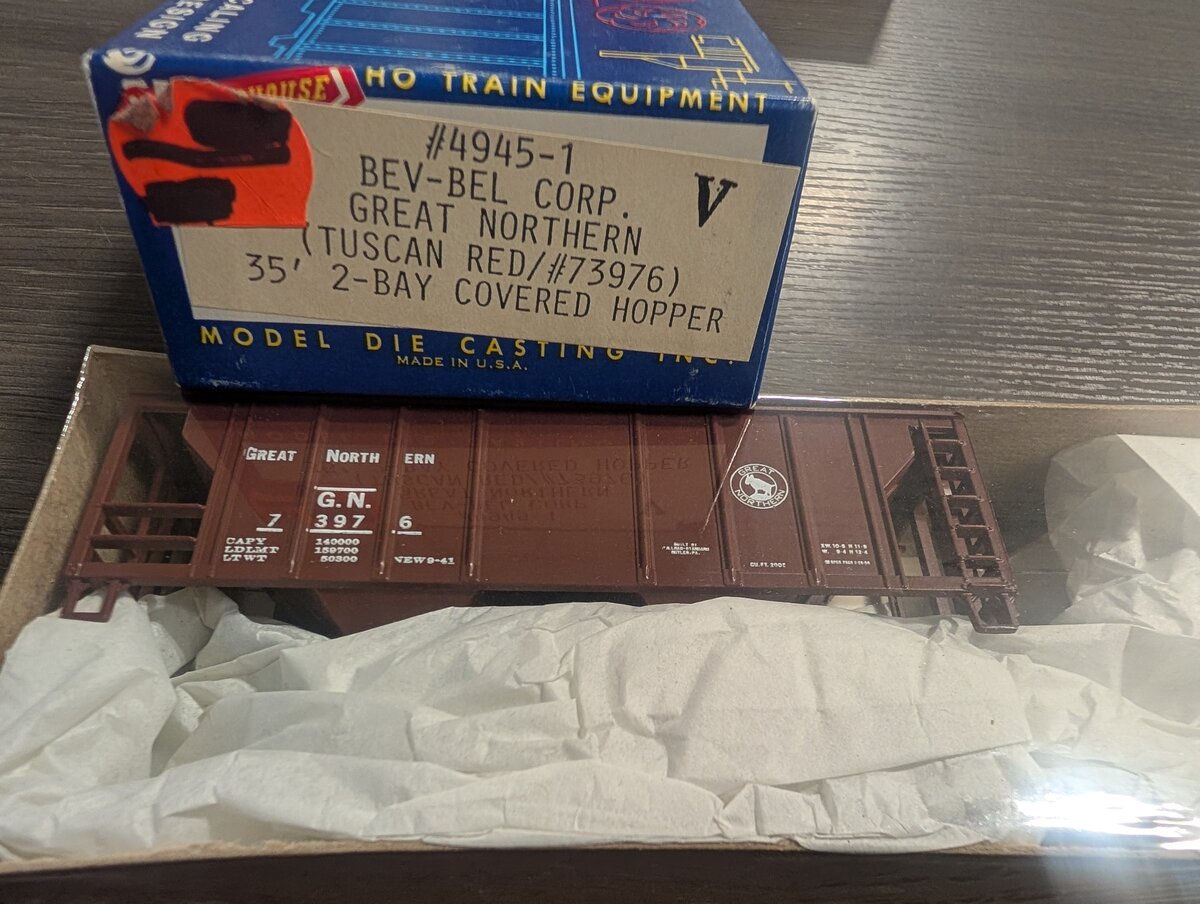 BevBel 4945-1 HO Great Northern 35' 2-Bay Covered Hopper #73976 Kit (Tuscan Red)