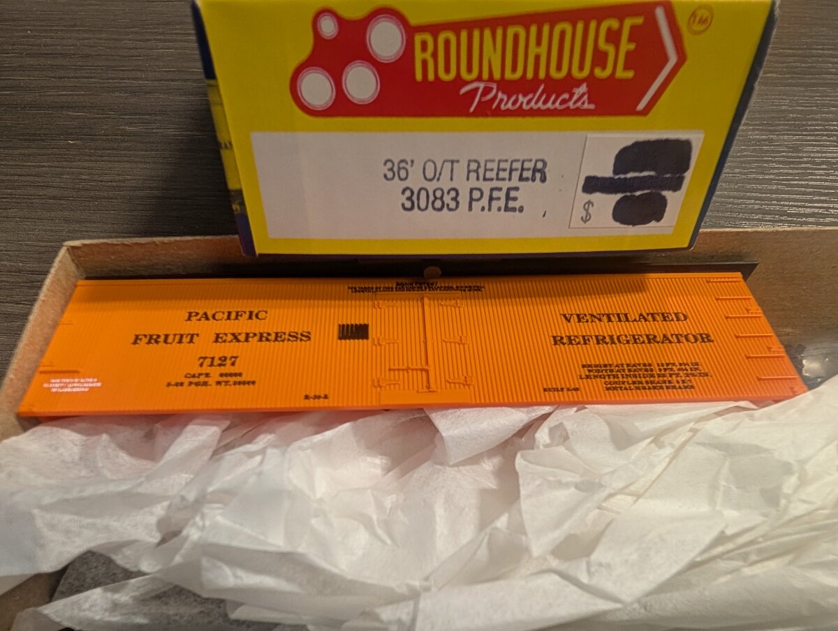 Roundhouse 3083 HO Scale Pacific Fruit Express O/T Reefer # 7127 Kit