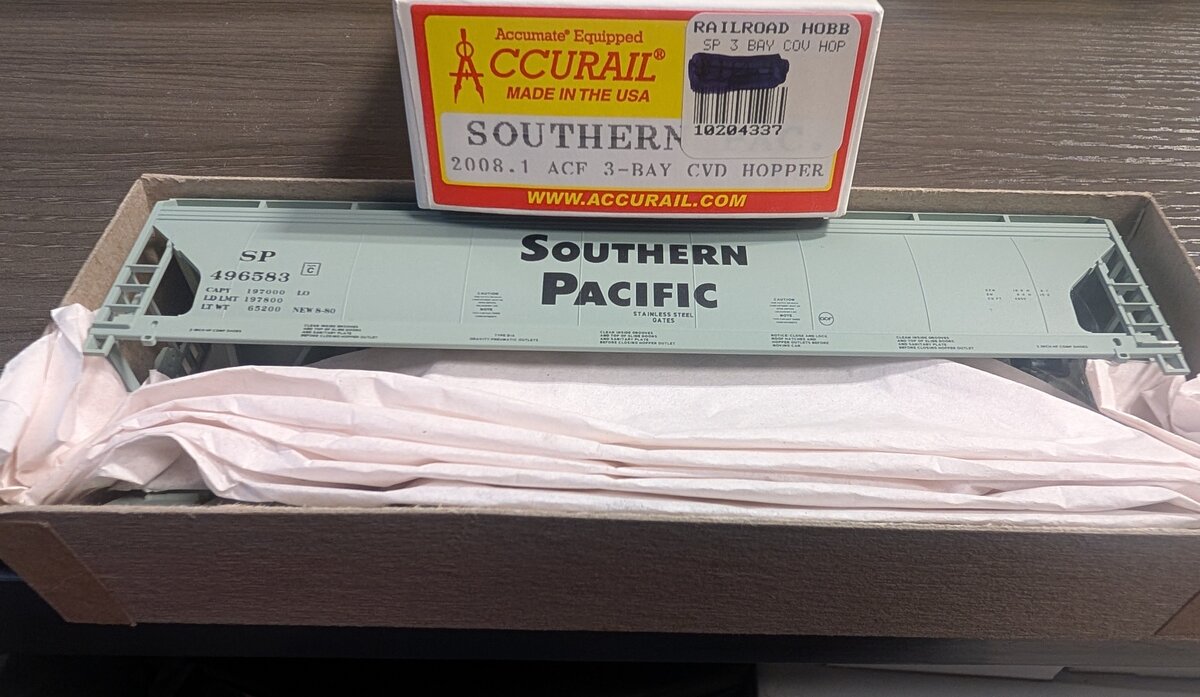 Accurail 2008.1 HO Southern Pacific ACF 3-Bay Covered Hopper #496583 Kit