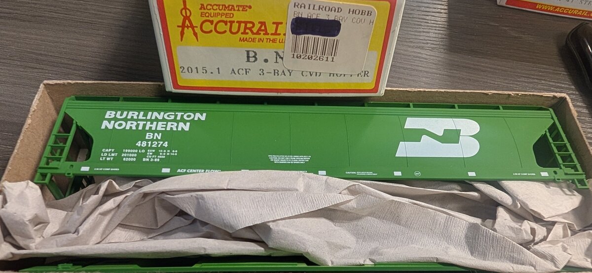 Accurail 2015.1 HO Burlington Northern ACF 3-Bay Covered Hopper #481274 Kit