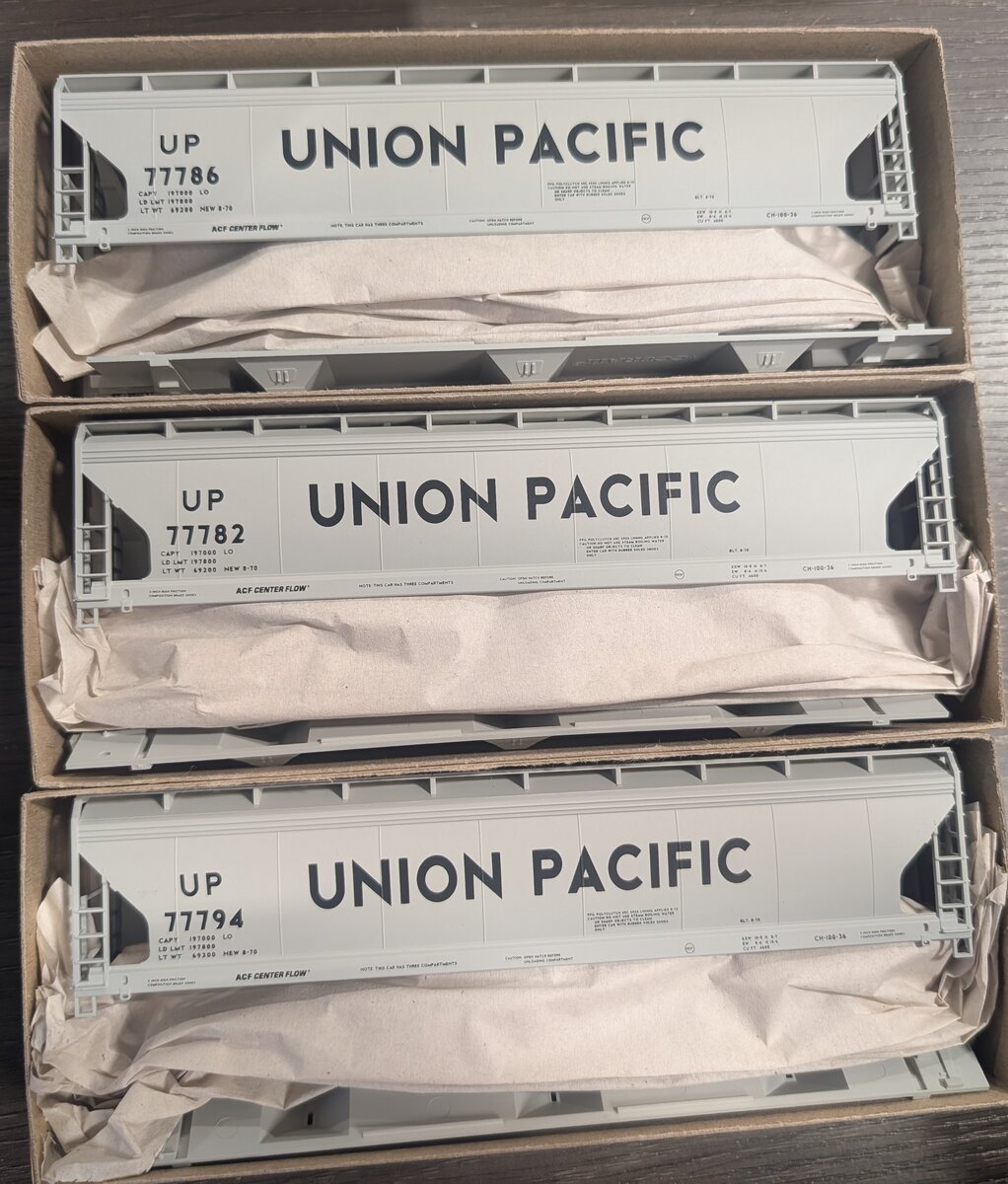Accurail 42005 HO Scale Union Pacific ACF 3-Bay Covered Hopper Kit (Set of 3)