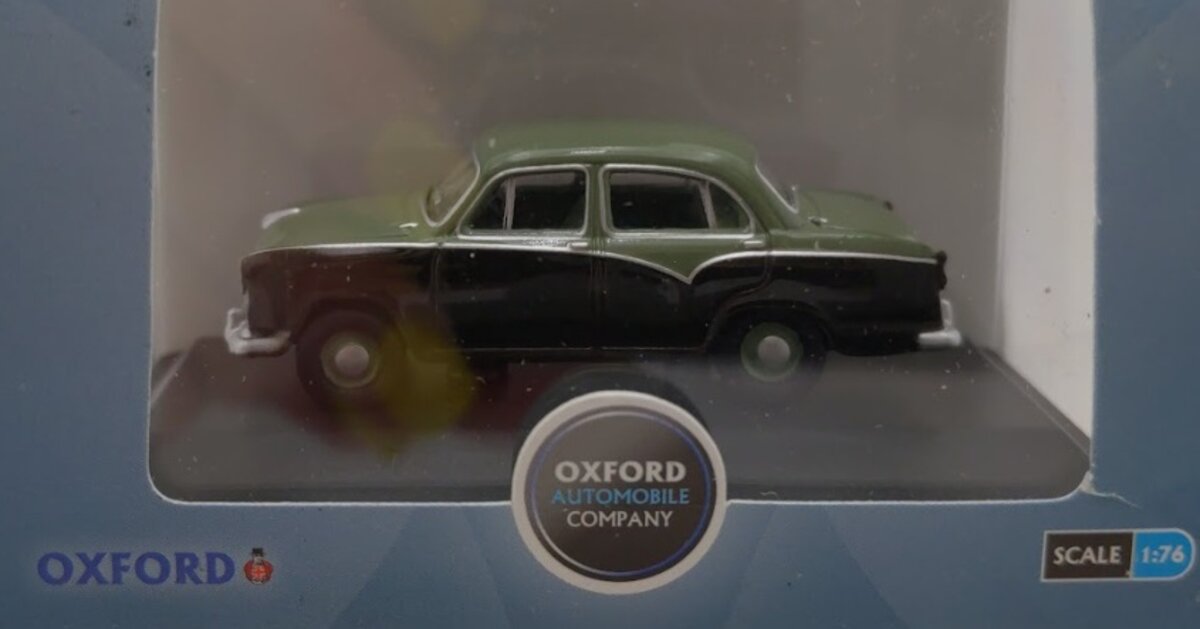 Oxford Diecast 76MO007 1:76 Scale Sage Green/Twilight Grey Morris Oxford III