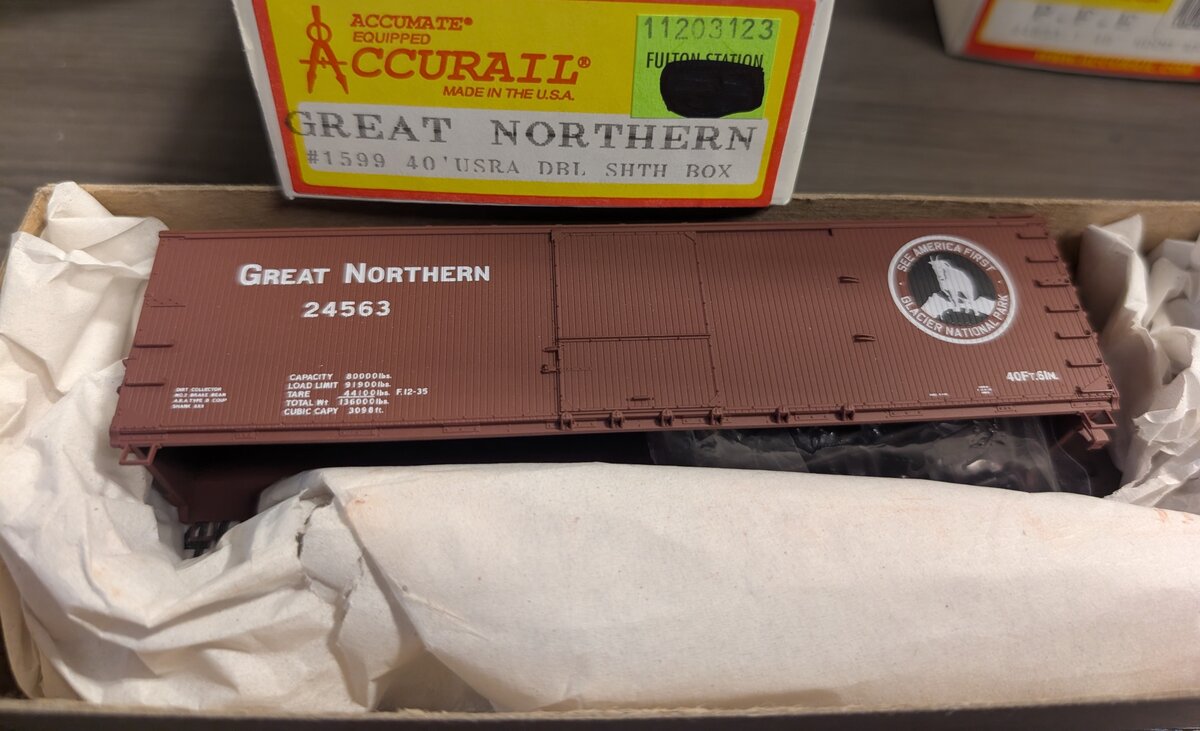 Accurail 1599 HO Great Northern 40' USRA Double Sheath Boxcar #24563 Kit