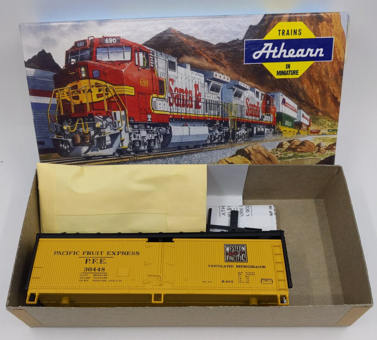 Athearn 5214 HO Scale Pacific Fruit Express 40' Wood Reefer Car Kit