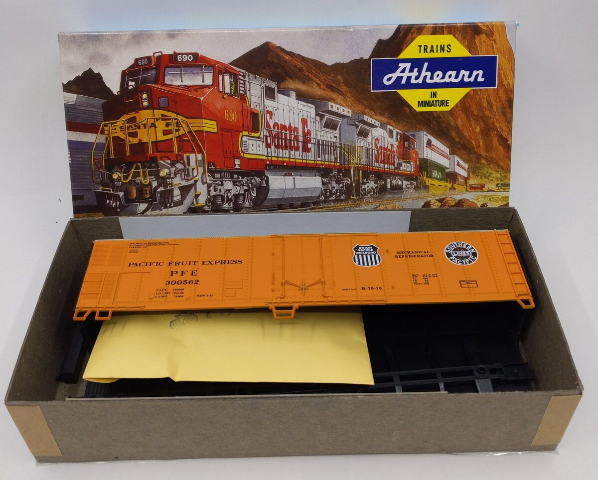 Athearn 2364 HO Scale Pacific Fruit Express PFE 50' Reefer Kit