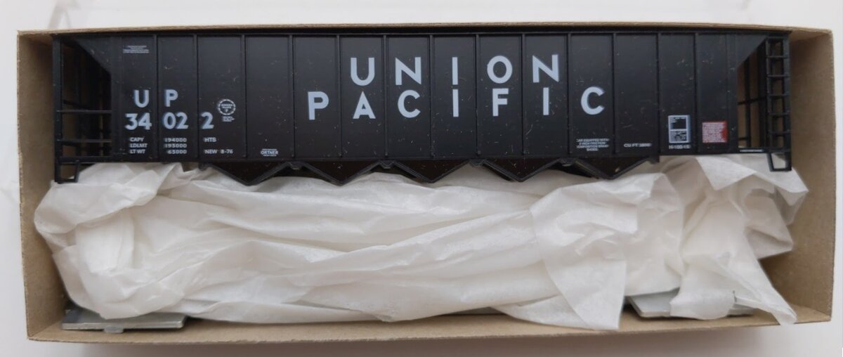 Roundhouse 01725 HO Scale Union Pacific 54' 5-Bay Rapid Disch. Hopper #34022 Kit