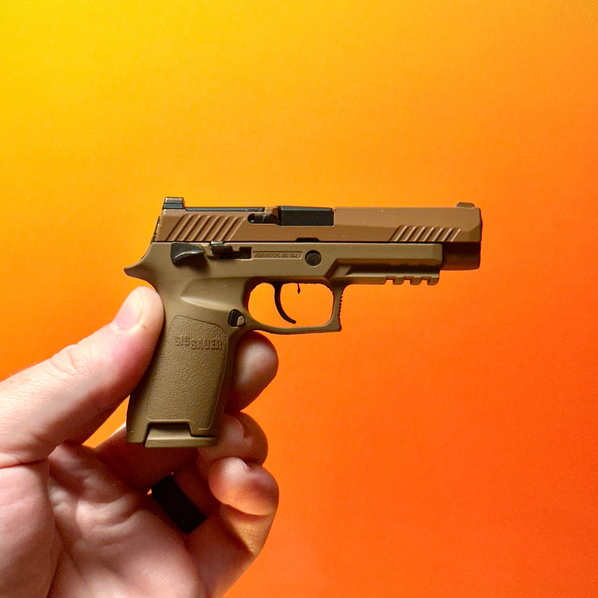 GoatGuns M17-TAN SIG SAUER M17 Diecast Model