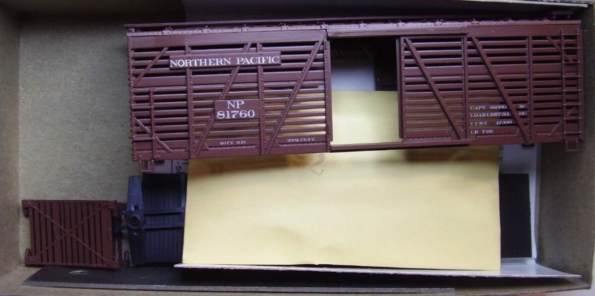 Athearn 1769 HO Scale Blue Box Northern Pacific 40' Stock Car # 81760 Kit