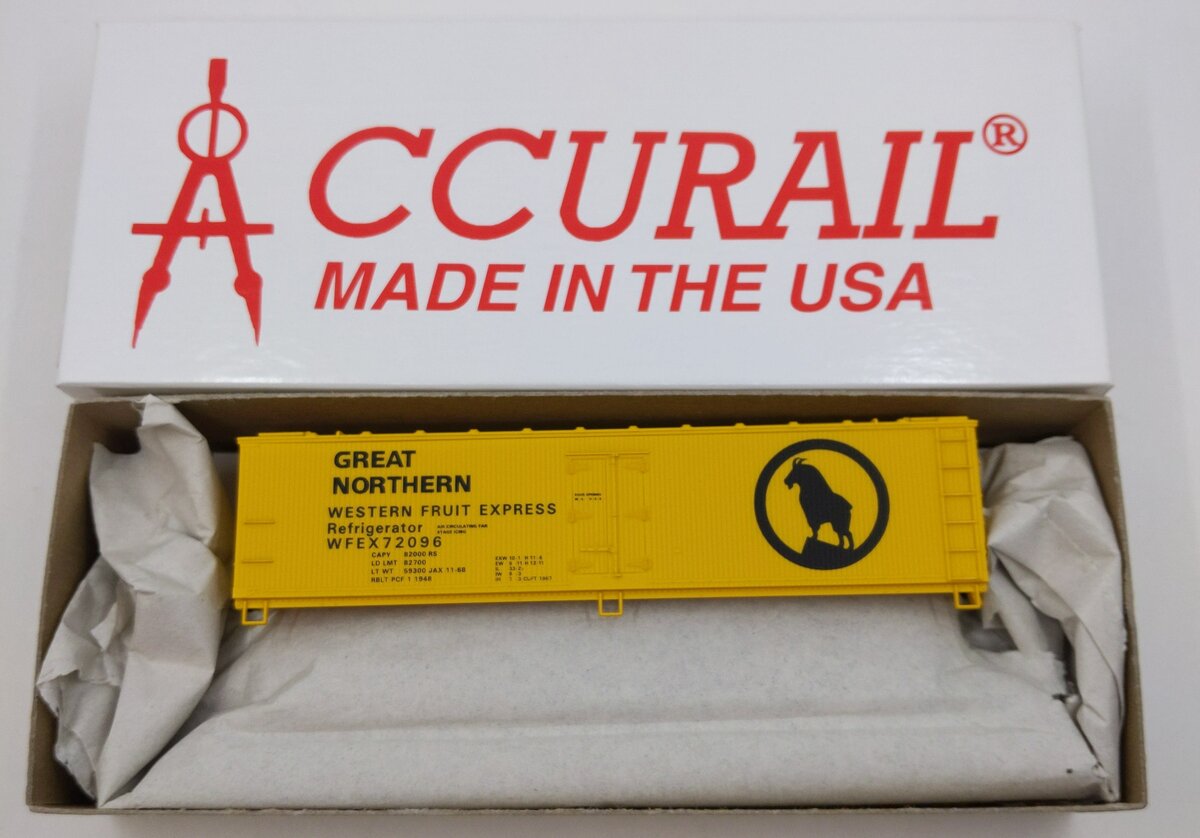 Accurail 1582 HO Great Northern Refrigerator Boxcar Kit WFEX72096