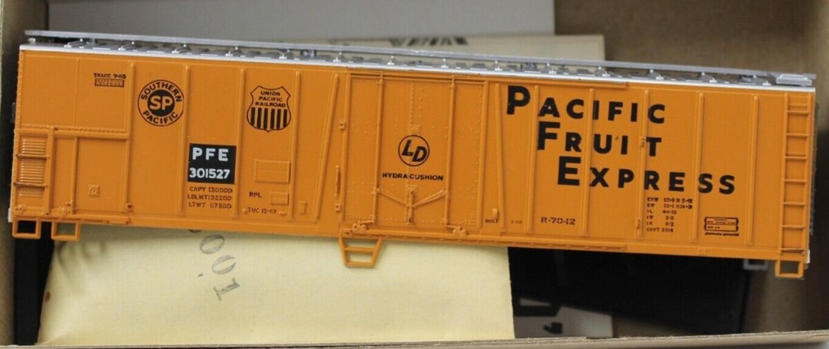 Athearn 1636 HO Scale PFE 50' Outside Braced Mechanical Reefer # 301527 Kit