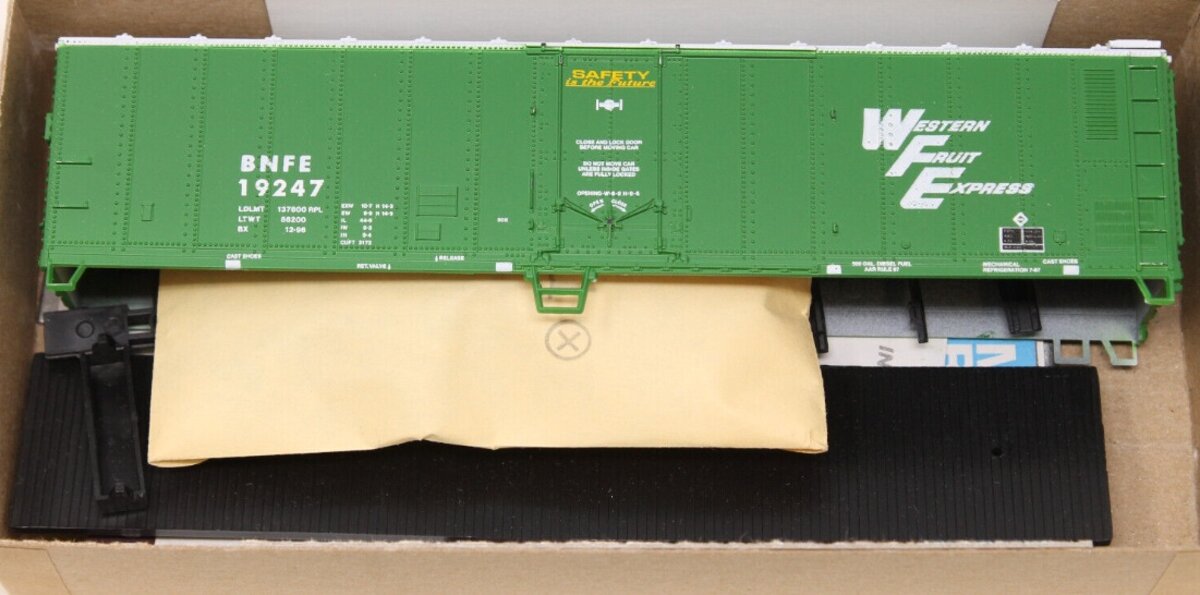 Athearn 2355 HO Bev-Bel Burlington Northern 50' Mechanical Reefer # 19247 Kit