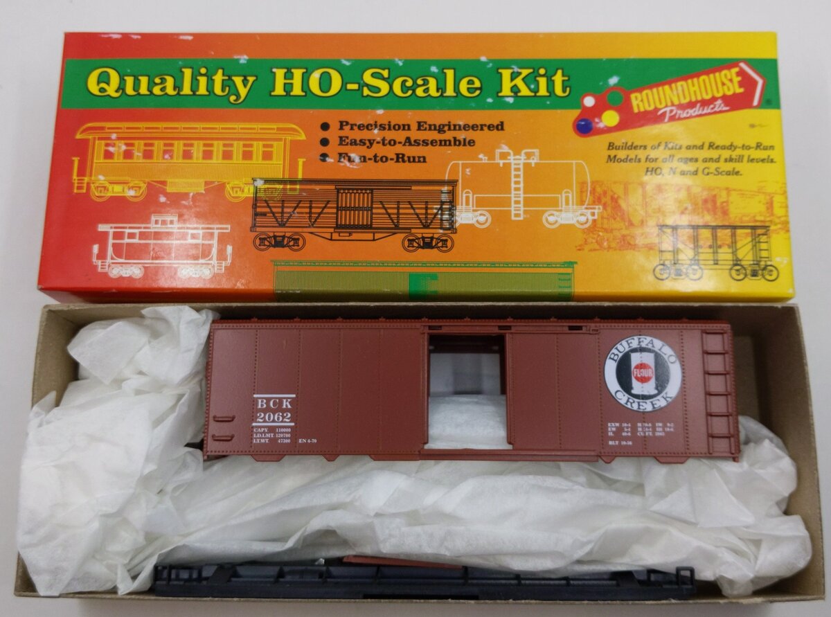 Roundhouse 02051 HO Scale Buffalo Creek Railroad 40' AAR Boxcar # 2062 Kit