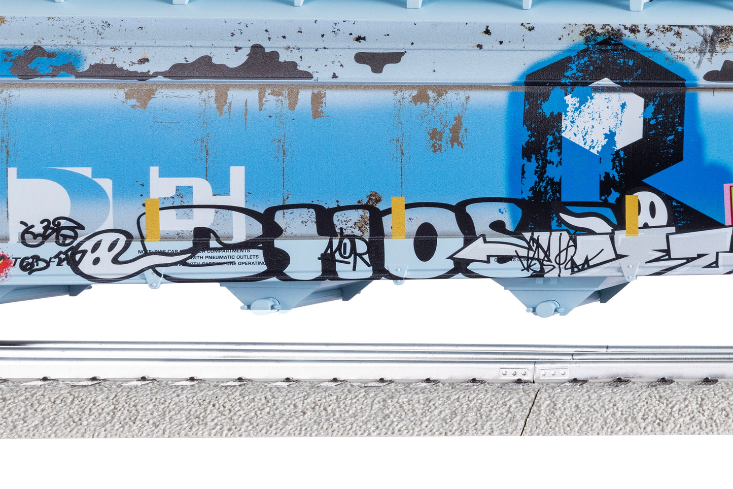Lionel 2542140 O AEX Graffiti 4-Bay Centerflow Covered Hopper #5094