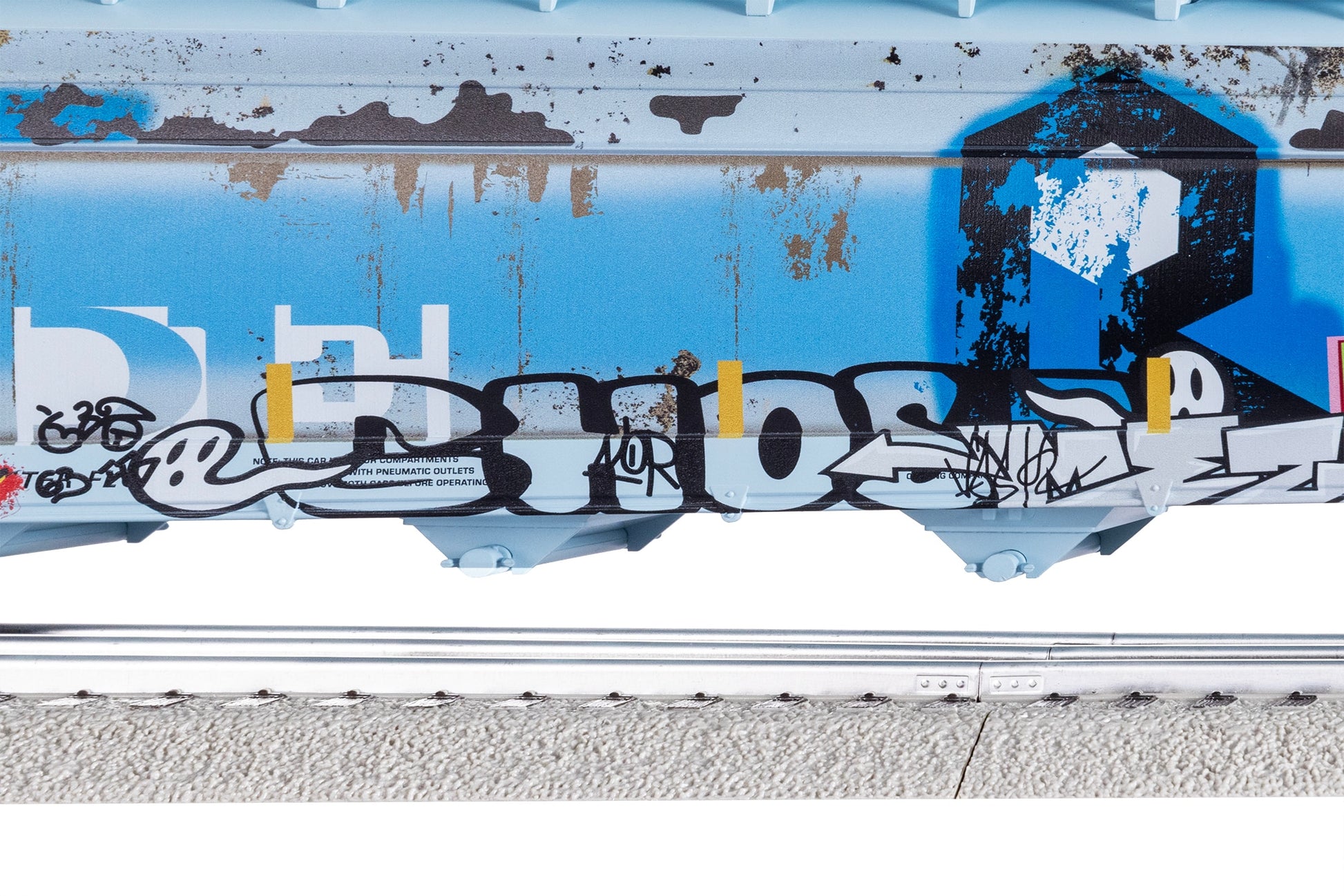 Lionel 2542140 O AEX Graffiti 4-Bay Centerflow Covered Hopper #5094