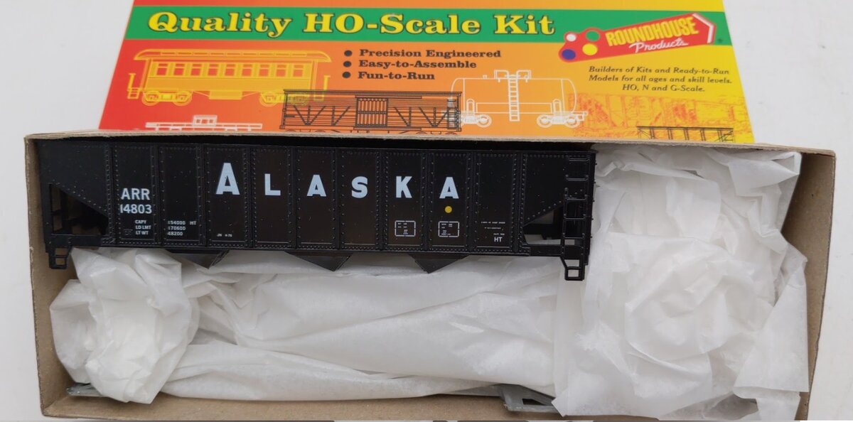 Roundhouse 01549 HO Scale Alaska Railroad 40' 3-Bay Ribbed Boxcar # 14803 Kit