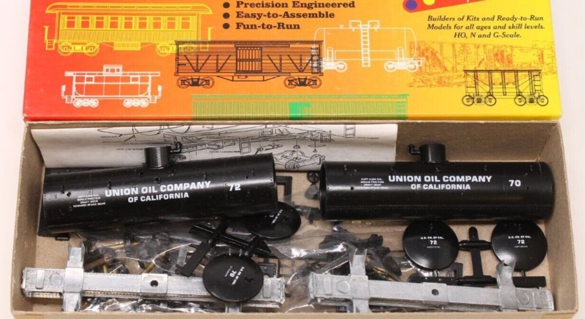 Roundhouse 33601 HO Union Oil Old Time Tank Car Twin Pack Kit (Box of 2)