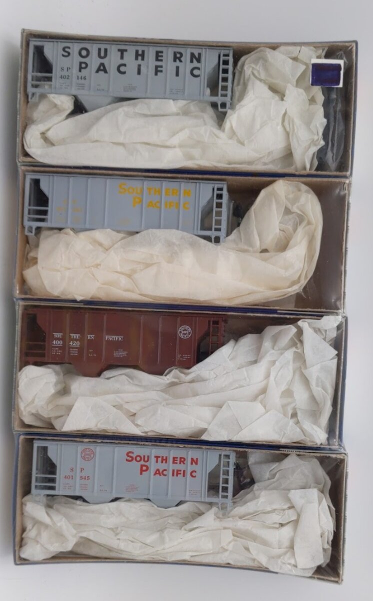 Roundhouse 0444 HO Scale Southern Pacific2-BAY Covered Hopper Kit (Set of 4)