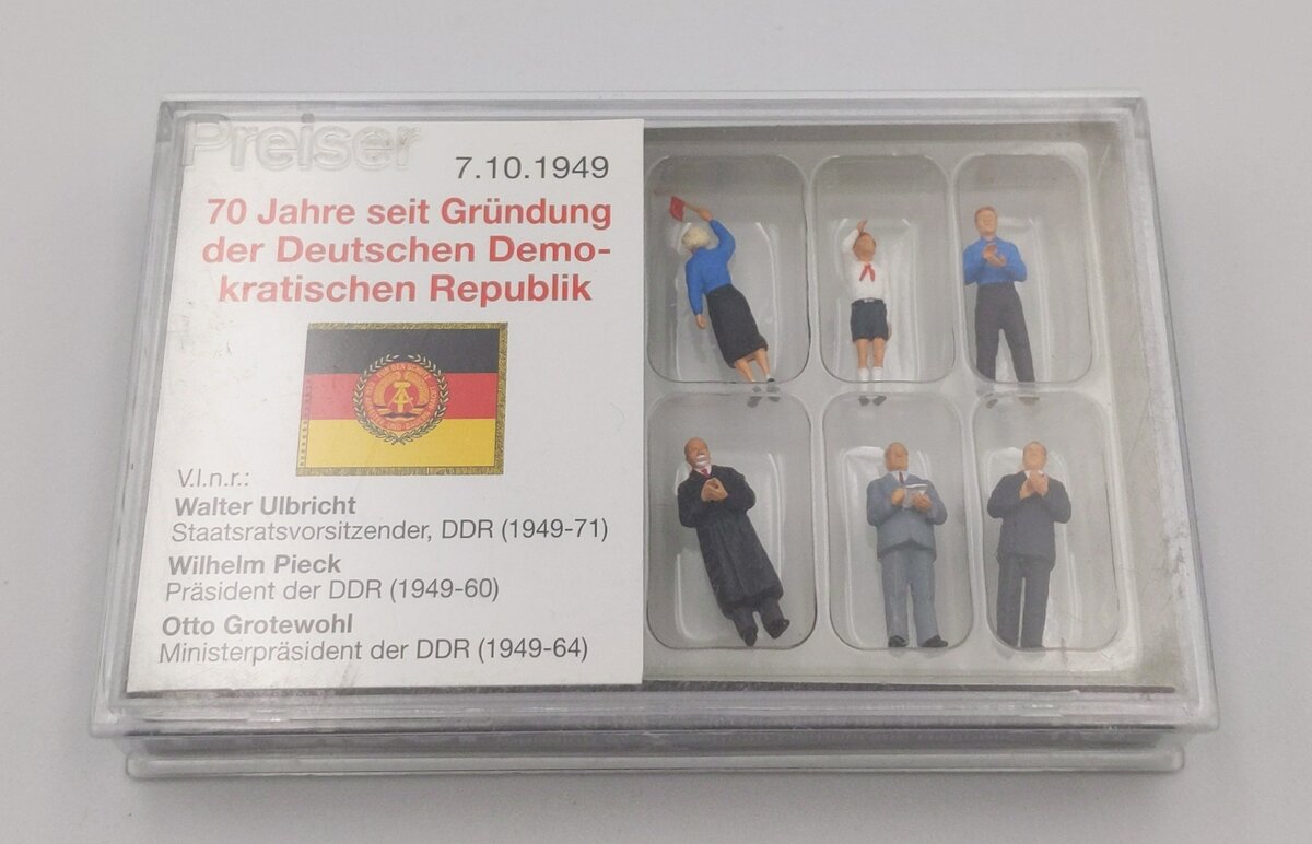 Preiser 13403 HO East German GDR Leaders and Citizens