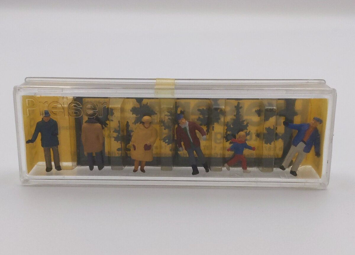 Preiser 0187 HO Scale Christmas Tree Shoppers Painted Figures (Set of 6)