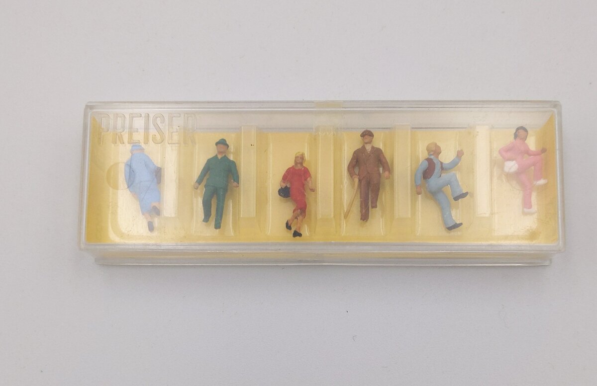 Preiser 4093 HO Walking/Stepping Passengers and Pedestrians