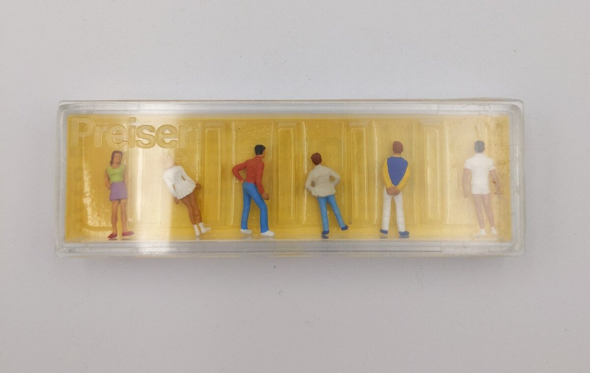 Preiser 0110 HO Young Men and Women/Teenager Figure Set of 6