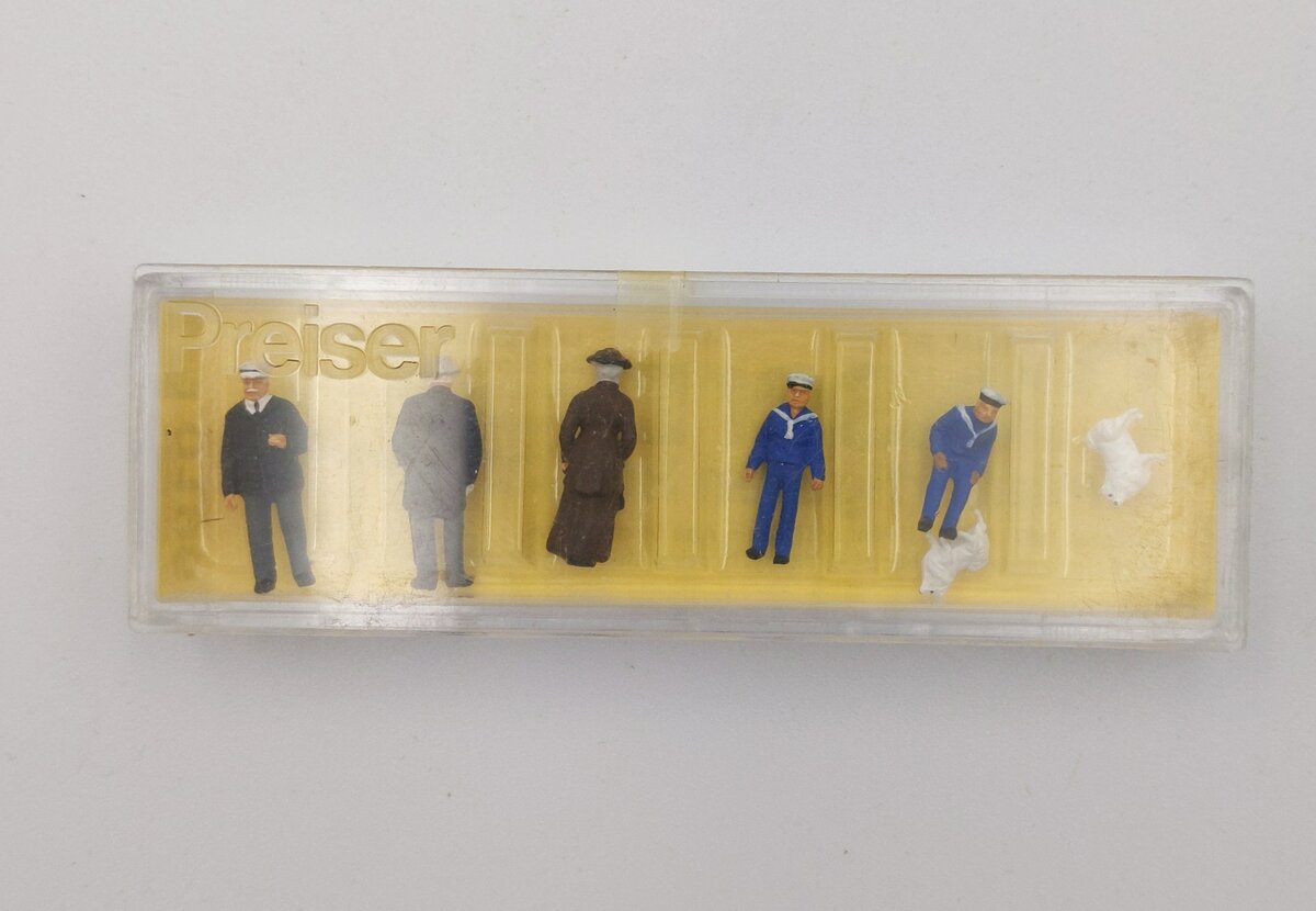 Preiser 0196 HO Pedestrians, Seamen and Dogs Figures Set