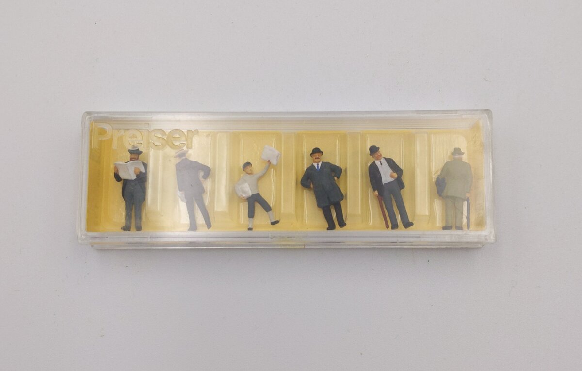 Preiser 133 HO Businessmen and Paper Boy Figures