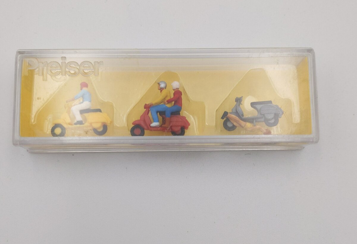 Preiser 0128 HO Scooters Vespas Riders Figures Set of 3