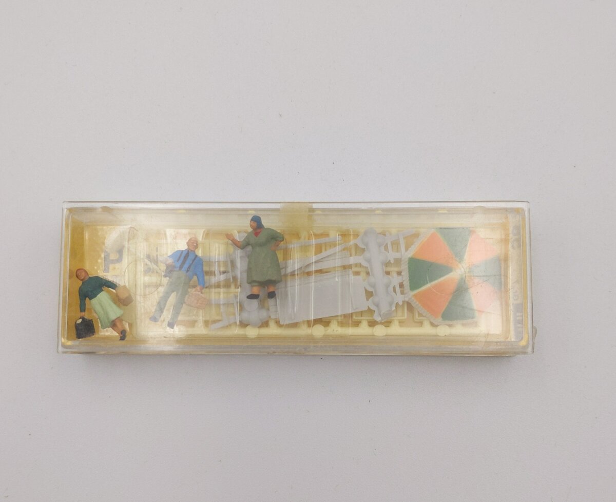 Preiser 56 HO Outside Fruit Sellers Set of 3 People with Food