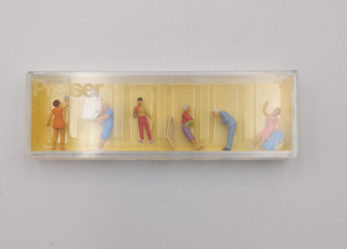 Preiser 49 HO Scale Townspeople Cleaning Houses (Set of 6)